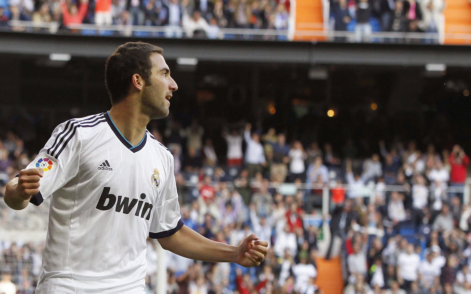 东契奇三分线外连续命中带动独行侠反超，东契奇三分造犯规