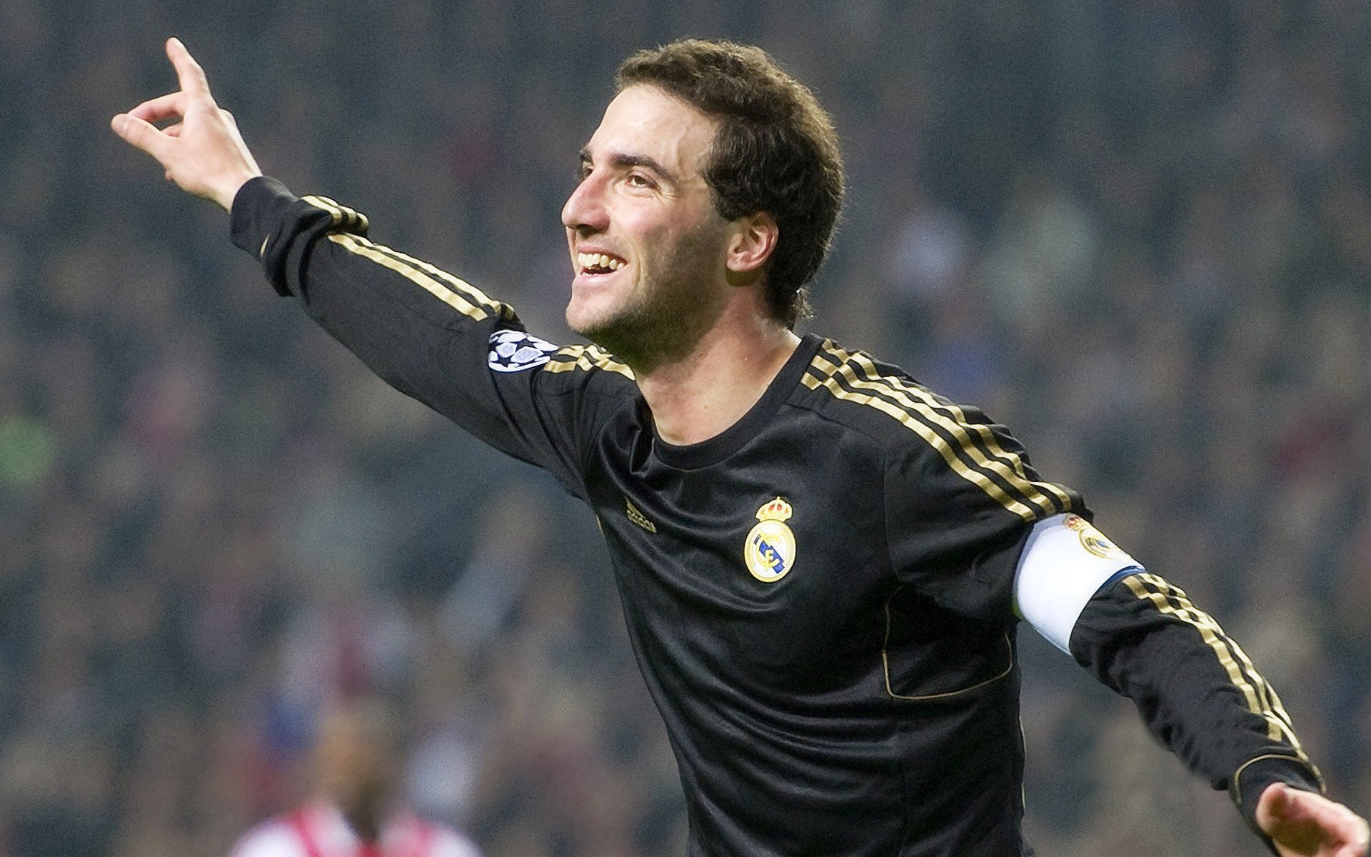 波兰队未来展望：如何通过加强队伍协作提升整体实力，波兰队友